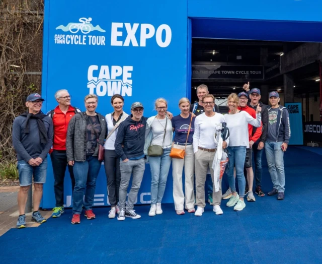 Letzte gemeinsame Runde und Anweisungen vom Chef vor der Cape Town Cycle Tour. Die beliebteste Sportveranstaltung ist das Radsportereignis. See you tomorrow #comzuheppe