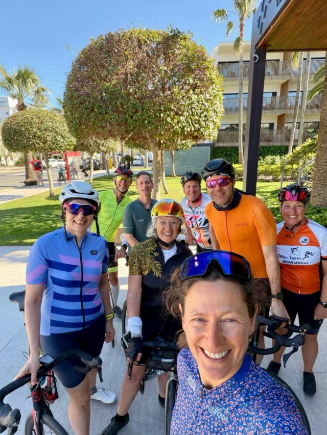 Das Triathlon-Training war ein voller Erfolg! Mit Nicole, Jochen und Jens als Trainer einfach grossartig – fachlich top und menschlich inspirierend. Danke an alle Teilnehmerinnen und Teilnehmer für die schöne Woche, den Teamgeist und die vielen gemeinsamen Momente. 🏊‍♂️🚴‍♀️🏃‍♂️✨

#comzuheppe #triathlontraining #triathlonlifestyle #triathlon_world