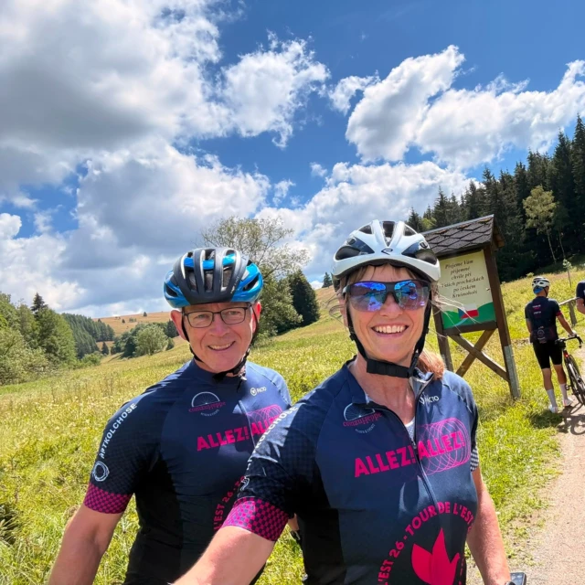 Halbzeit-Update unserer Tour!
Nachdem wir gut in Gera gestartet sind, sind wir mittlerweile nach vier Tagen in Karpacz angekommen. Heute genießen wir erst einmal unseren wohlverdienten Ruhetag! Unsere Strecke führte uns durch Tschechien über Děčín und Liberec bis hierher. 
Das Ergebnis bisher: 
Mehr als 6.000 Höhenmeter haben wir bravourös gemeistert – und die spüren wir aktuell auch alle deutlich in den Beinen!Die Stimmung in den Gruppen ist super harmonisch und alle gehen absolut zufrieden in die Pause.
Morgen geht es mit frischer Energie weiter!