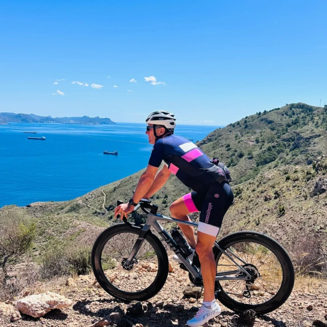 Geheimtipp Spanien: 
Rennradurlaub abseits des Massentourismus! 🇪🇸🚴‍♂️

Vergiss überfüllte Radwege und unverschämte Preise. Im April nehmen wir euch mit nach Los Alcázares – eurer perfekten Base für eine unvergessliche Rennradwoche unter spanischer Sonne! ☀️
Die flache bis wellige Ebene umgeben von angenehm fahrbaren Bergen zwischen Alicante, Murcia und Cartagena bietet alles, was das Radsportherz höherschlagen lässt!
Perfekt asphaltierte, verkehrsarme Straßen, spektakuläre Landschaften und das echte, authentische Spanien. Nach den Kilometern lassen wir es uns in den gemütlichen Strandbars gutgehen – ganz entspannt und zu fairen Preisen! 

Das erwartet euch bei comzuHeppe:

• Top Startpunkt: Los Alcázares (Mar Menor) für jede Menge abwechslungsreiche Touren
• Geheimtipp-Garantie: Entspanntes Radfahren fernab der klassischen Rad-Hotspots
• Beach-Vibes: Erholung pur in den lokalen Chiringuitos direkt am Meer
• Rundum-Sorglos: Die gewohnte comzuHeppe Expertise und Guiding in der Gruppe
Erlebt mit uns eine völlig neue Radgegend und rollt entspannt in den Frühling! 
Jetzt Platz sichern und buchen: comzuHeppe Radreise Los Alcázares oder klickt direkt auf den Link :
https://comzuheppe.com/reise/los-alcazares/